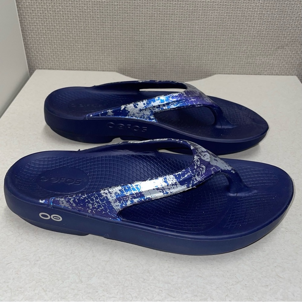OOFOS Women's OOlala Limited Edition Snake Print Thong Sandals Size 6
